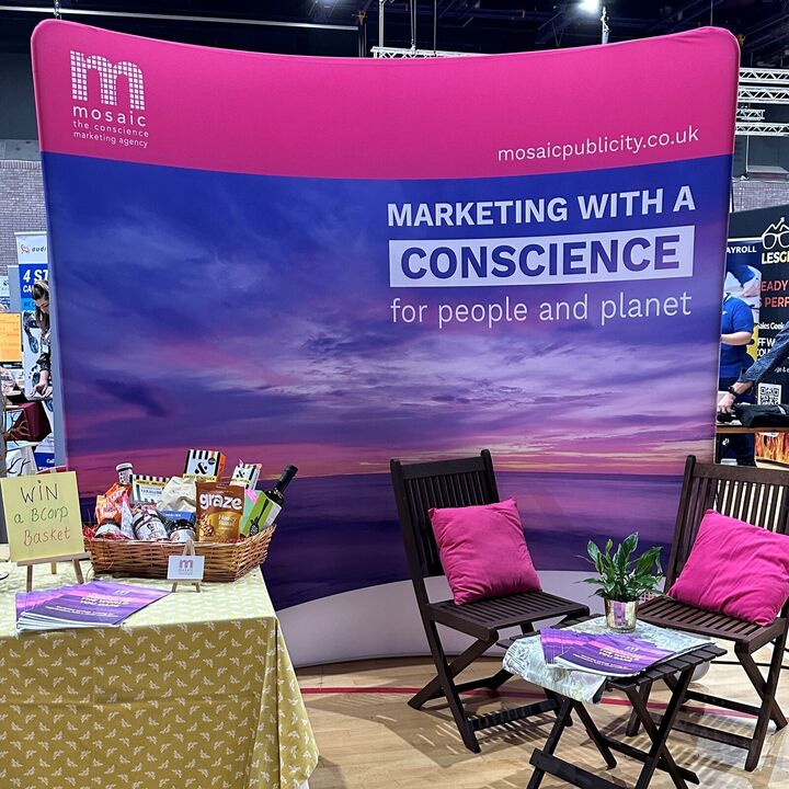 2400mm Formulate Curve Fabric Exhibition Display.jpg