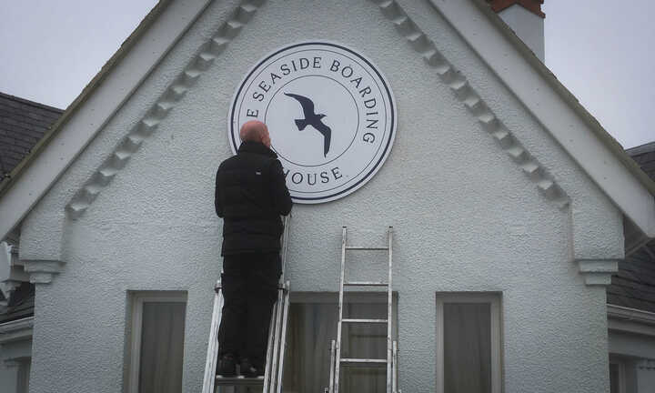 3mm Aluminium Circular Sign for Seaside Boarding House