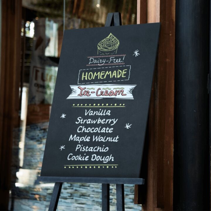 Black Easel with Chalkboard.png