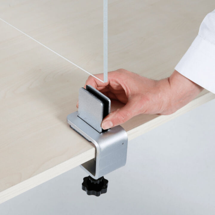 Simply slide the screen into the grooves of the clamp.png