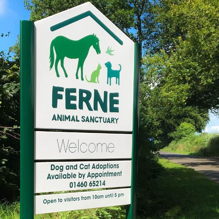 post-mounted-sign-ferne-animal-sanctuary-106731.jpg